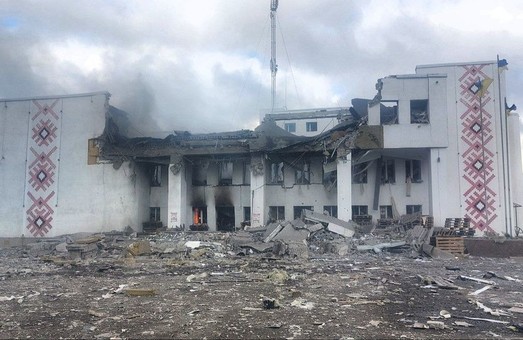 Рашисти знищили гуманітарний штаб у Дергачах під Харковом