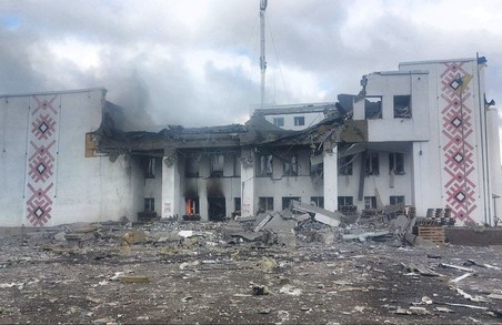 Рашисти знищили гуманітарний штаб у Дергачах під Харковом