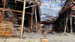 На багаторазово обстріляному харківському ринку «Барабашово» відкрилися деякі вцілілі павільйони