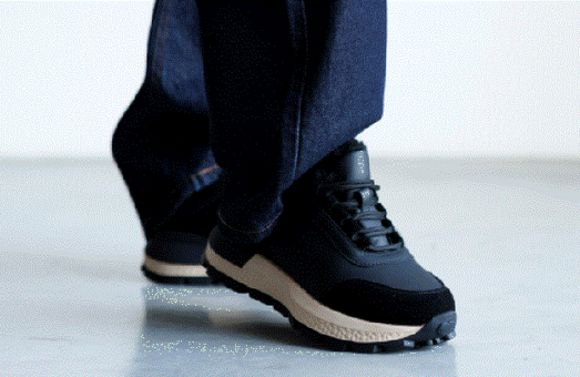 Комфорт і стиль: з чим поєднувати жіночі кросівки восени 2025