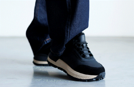 Комфорт і стиль: з чим поєднувати жіночі кросівки восени 2025